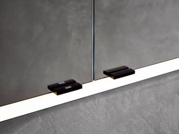 EMCO PRIME SLIM zrkadlová skrinka vstavaná 130x70x14, 4 cm, osvetlenie s reguláciou stmievania a teploty svetla, s vypínačom a el. zásuvkou, čierna, zadná stena biele sklo  949713607 Obrázek - fotka