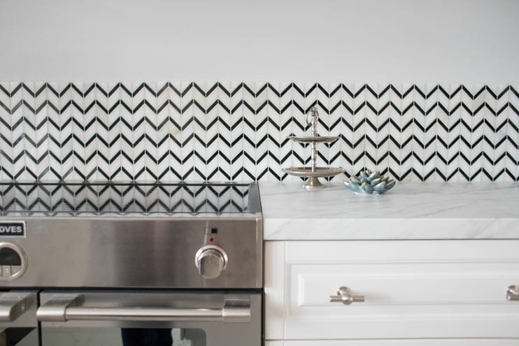 DUNIN BLACK & WHITE mozaika 30,5x30,5(5,1x1,3, 5,1x3,2)cm, lesk, white/black P. WHITE CHEVRON MIX Obrázek - fotka