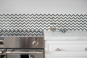 DUNIN BLACK & WHITE mozaika 30,5x30,5(5,1x1,3, 5,1x3,2)cm, lesk, white/black P. WHITE CHEVRON MIX Obrázek - fotka