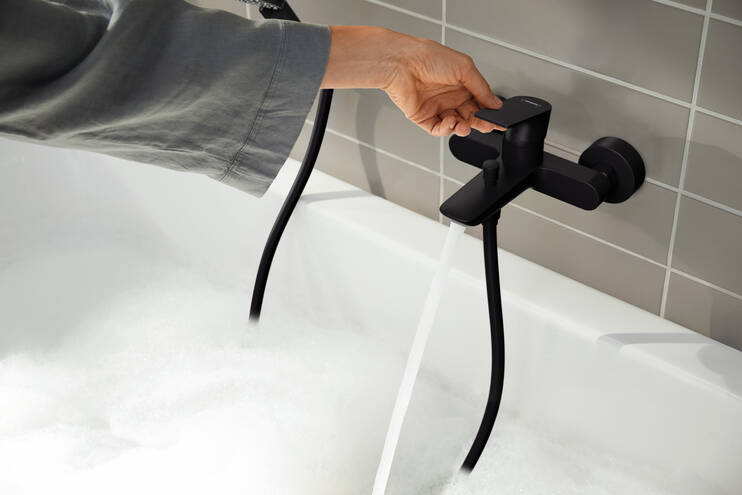 HANSGROHE REBRIS E vaňová nástenná batéria, s prepínačom, matná čierna 72450670 Obrázek - fotka