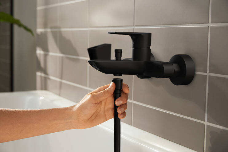 HANSGROHE REBRIS E vaňová nástenná batéria, s prepínačom, matná čierna 72450670 Obrázek - fotka