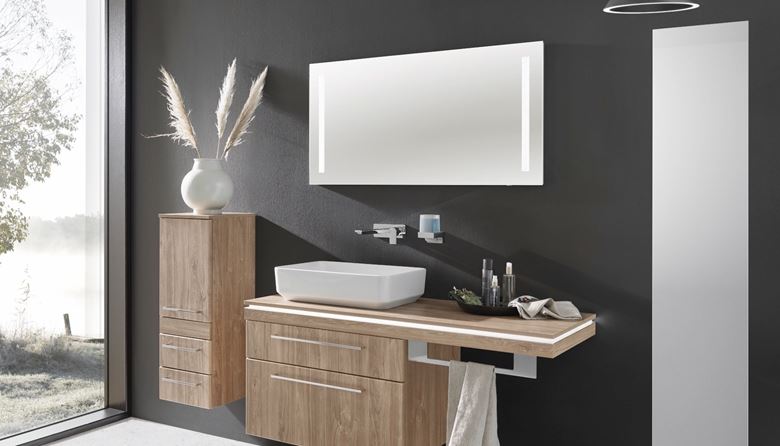CONCEPT 300 vysoká skrinka 31,6x15,8x158,6 cm, 1 dvierka, Push-open, s osvetlením, biela/biele sklo 015-2027 Obrázek - fotka