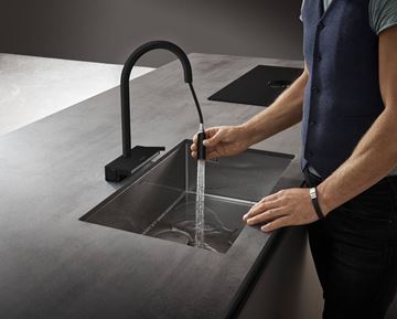 HANSGROHE AQUNO SELECT M81 drezová batéria, s vyťahovacou sprškou a plochým sprchovacím prúdom, sBox, EcoSmart, matná čierna 73831670 Obrázek - fotka